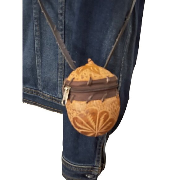 Crossbody Minimalistic Bag with Zipper Closure - Picture 2 of 8